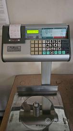 Bilancia da negozio con scontrino