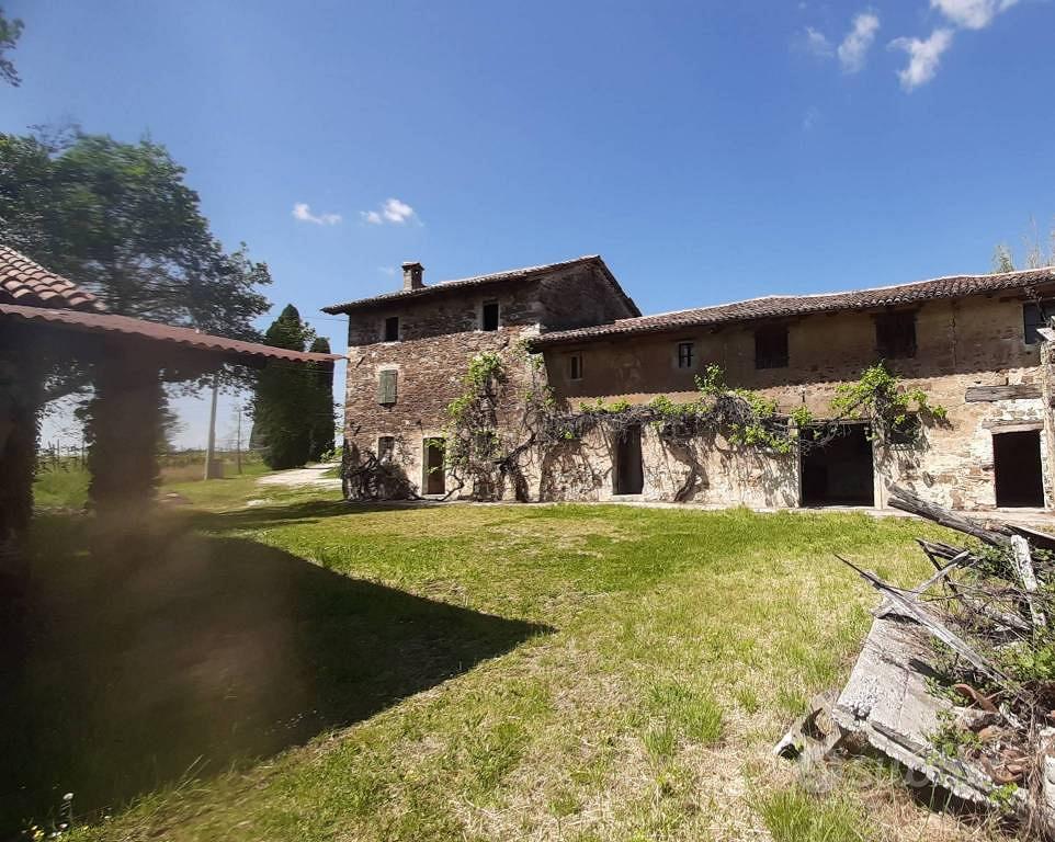 Rustico / Casale di 900 m² con più di 5 locali a M - Vista 3