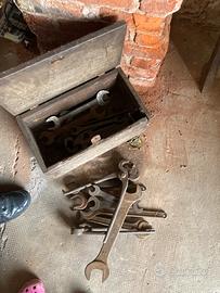 Cassetta antica attrezzi