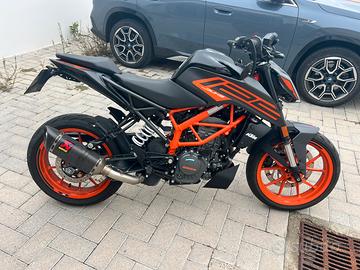 KTM Duke 125 con scarico Akrapovic originale