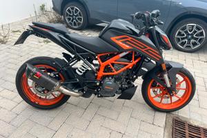 KTM Duke 125 con scarico Akrapovic originale