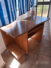 Scrivania con le ruote in legno