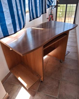Scrivania con le ruote in legno
