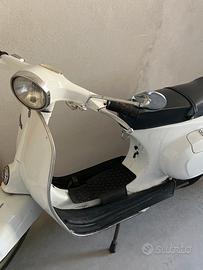 Vespa  Piaggio Primavera 125 colore bianco