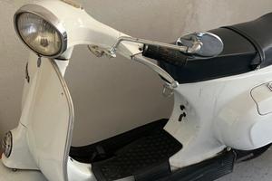 Vespa  Piaggio Primavera 125 colore bianco