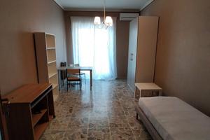 Ampia camera per studentessa universitaria