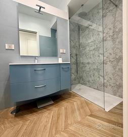 Mobile bagno sospeso azzurro con lavabo + specchio