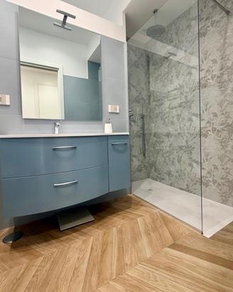 Mobile bagno sospeso azzurro con lavabo + specchio