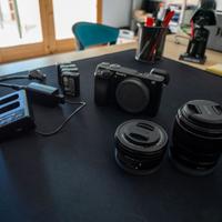 Sony a6300 con 2 obiettivi e 5 batterie