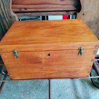 Grazioso Piccolo Baule Cassa Contenitore in Legno