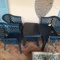 sedie e panca e tavolo da giardino 