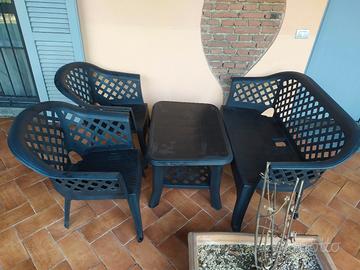 sedie e panca e tavolo da giardino 