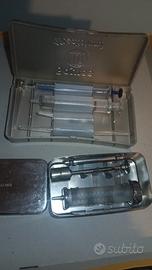 Vecchie siringhe in vetro da collezione