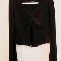 Top a maniche lunghe con aggancio davanti.