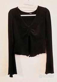 Top a maniche lunghe con aggancio davanti.