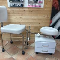 Sedia e sgabellino per pedicure
