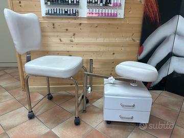 Sedia e sgabellino per pedicure