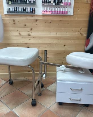 Sedia e sgabellino per pedicure