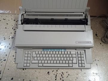 Macchina da scrivere Olivetti 2200