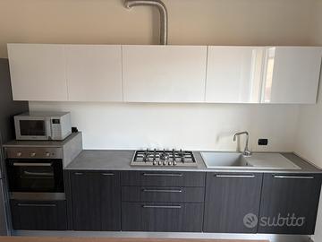 Cucina componibile e isola vendibile separatamente