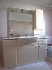 Mobile bagno con specchio e lavabo