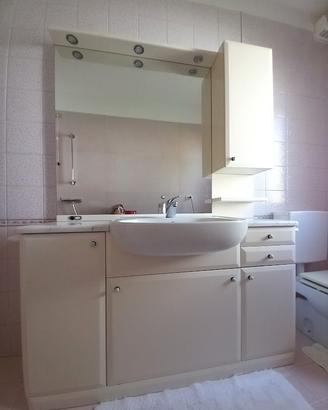 Mobile bagno con specchio e lavabo