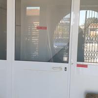 vetrina con porta alluminio bianca 