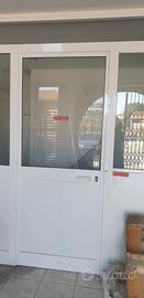 vetrina con porta alluminio bianca 