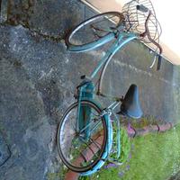 bici dall'aspetto fatiscente ma funzionante in tut