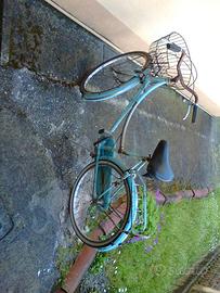 bici dall'aspetto fatiscente ma funzionante in tut
