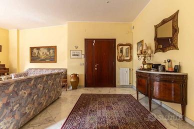 Appartamento di 151 m² con più di 5 locali e box a