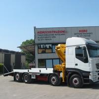 Autocarro con allestimento carrellone e gru