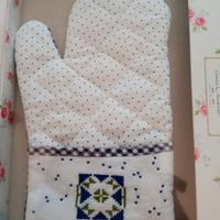 guanto da forno ricamato 