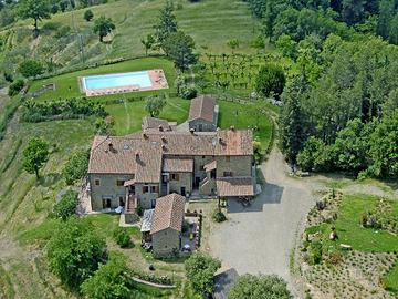 Rustico / Casale di 760 m² con più di 5 locali e b