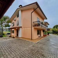 VILLA RISTRUTTURATA CON GARAGE EXTRA-LARGE E GI...