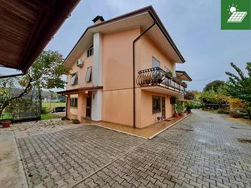 VILLA RISTRUTTURATA CON GARAGE EXTRA-LARGE E GI...