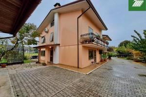 VILLA RISTRUTTURATA CON GARAGE EXTRA-LARGE E GI...