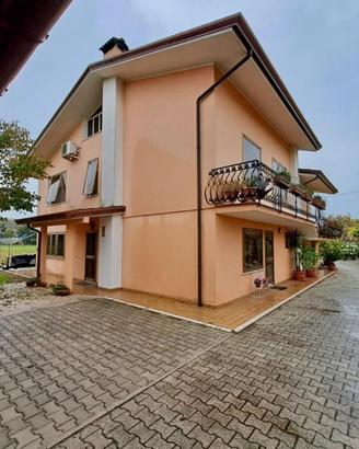 VILLA RISTRUTTURATA CON GARAGE EXTRA-LARGE E GI...