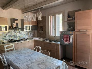 Cucina Berloni con tavolo caligaris