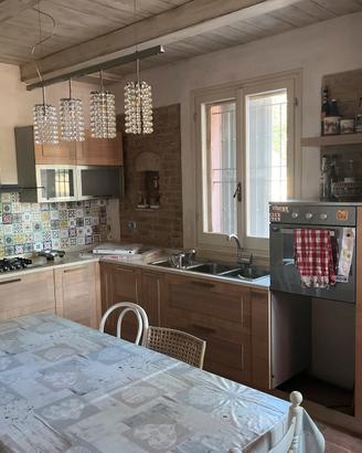 Cucina Berloni con tavolo caligaris