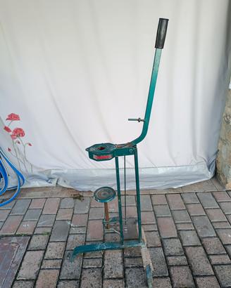 Tappatrice per tappi, imbottigliatrice in ferro