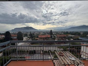 Mondello-Tolomea: appartamento in villa-terrazza p