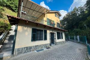 Villa con giardino a pochi metri dal mare