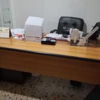 Scrivania con cassettiera