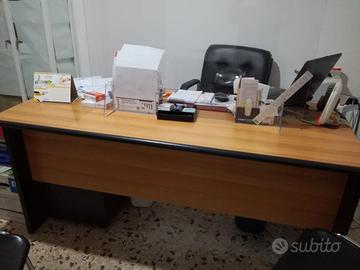 Scrivania con cassettiera