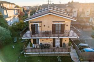 Labico - villino angolare caposchiera