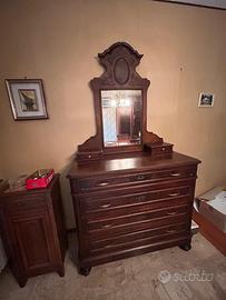 Cassettiera in legno con specchio