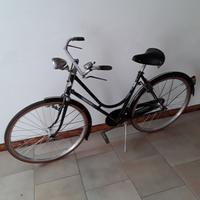 bicicletta da passeggio  con  freni  a  bacchetta 