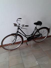 bicicletta da passeggio  con  freni  a  bacchetta 