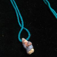 Collanina con piccolo gnometto in ceramica